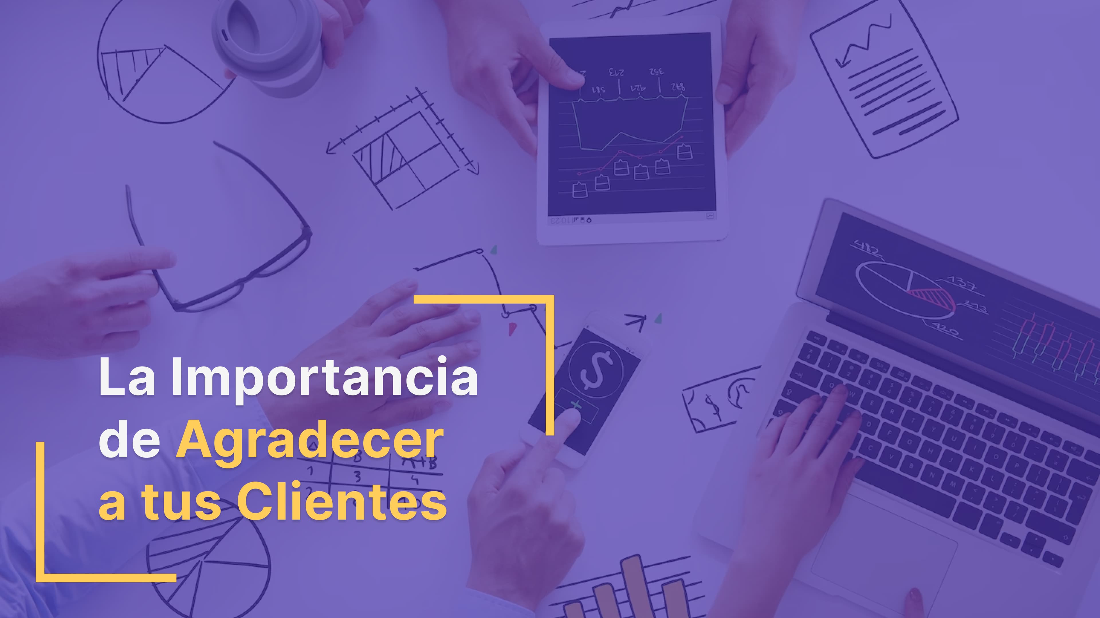 Persona utilizando una aplicación móvil personalizada para un negocio